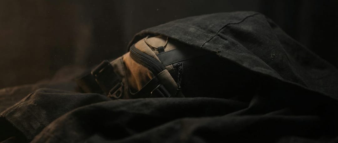 The bag under a cloak in the dark