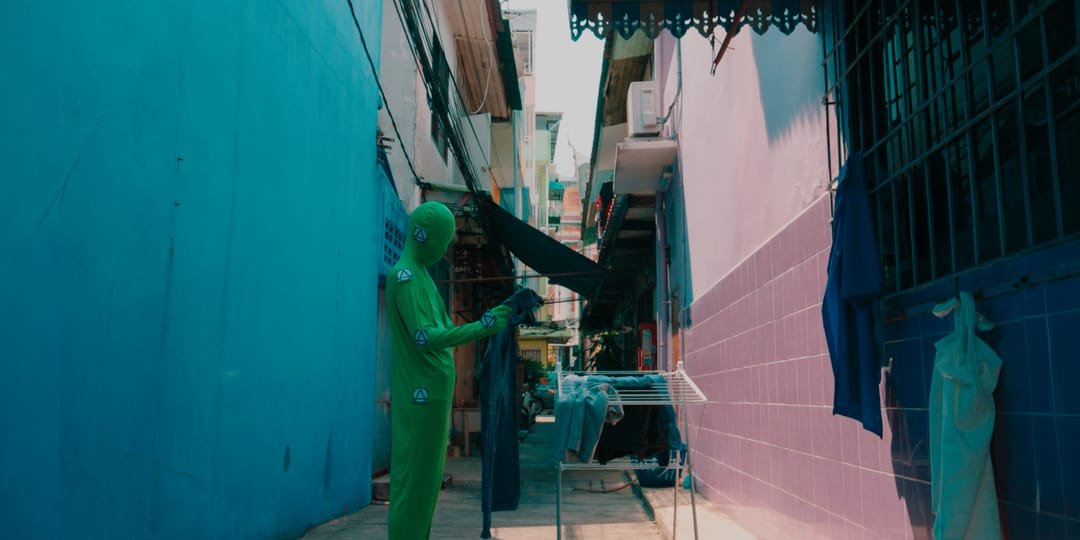 Alley plate with the performer in a green suit